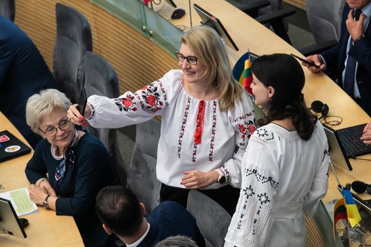 Seime – palaikymas Ukrainai: parlamentarai į darbą atėjo pasipuošę vyšyvankomis