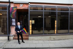  Kai tik Vilniuje nuomotojas sužino, kad jo klientai – gėjai, prasideda įvairūs cirkai