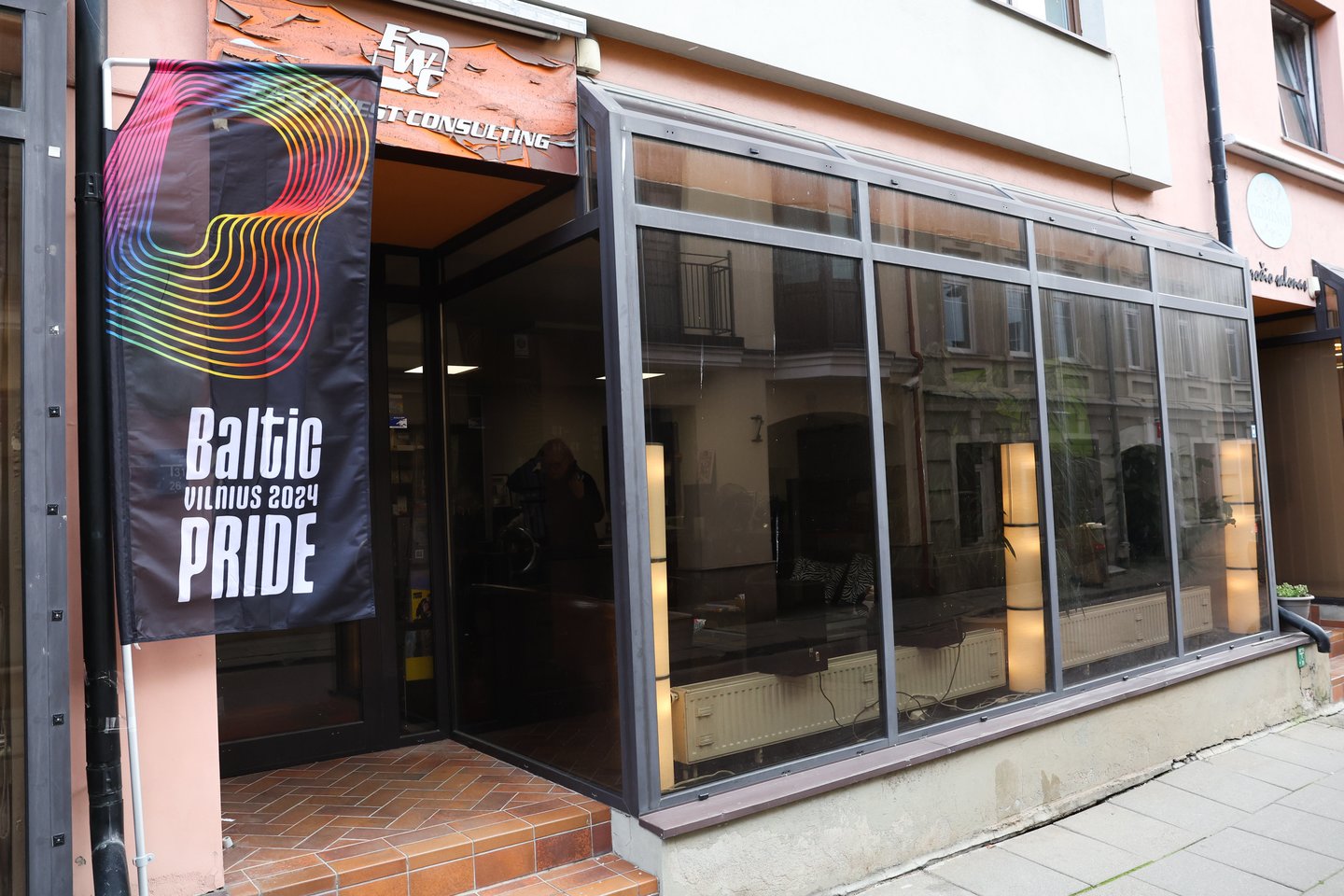 Vilniaus centre, Odminių gatvėje, pakabinta vėliava su naujuoju „Baltic Pride“ logotipu plevėsuoja jau prie šešto Lietuvos gėjų lygos biuro Vilniuje.<br>R.Danisevičiaus nuotr.