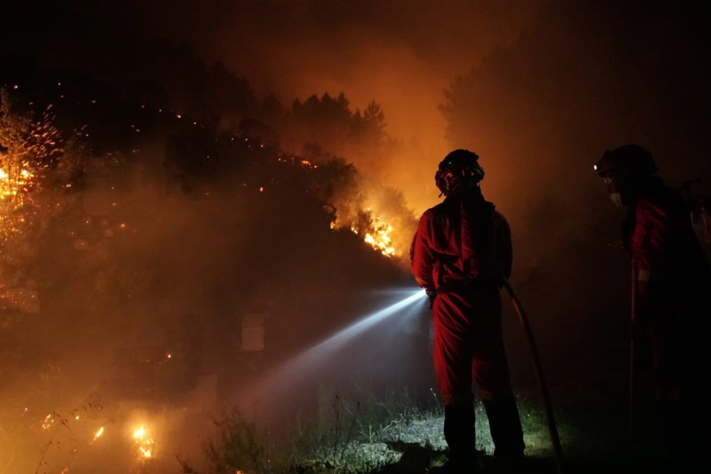 ​Penktadienį karių talkinami ugniagesiai gelbėtojai Ispanijos vakaruose kovojo su miško gaisru, dėl jo iš gretimų kaimų buvo priversti evakuotis šimtai žmonių, pranešė pareigūnai.<br>EPA-ELTA nuotr.