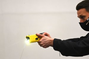 Skandalas Australijoje: policija elektrošoką panaudojo prieš 95-erių senolę, dėl jos gyvybės kovoja medikai