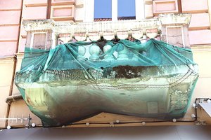 Apie griūvančių balkonų renovaciją net negalvoja: praeivius iki šiol saugo tik žali apsauginiai tinklai