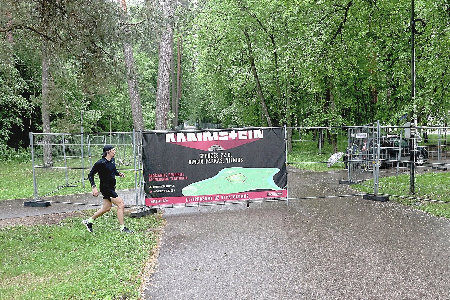 Vienas bėgikas mėgino prasprukti pro tvorą, bet apsaugininkė jo nepraleido.<br>R.Danisevičiaus nuotr.