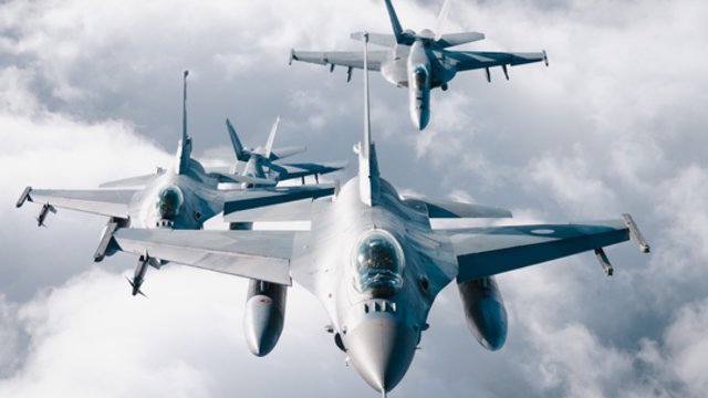 JAV vykdo pažadus – pritarė naikintuvų F-16 perdavimui Ukrainai