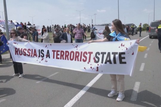 Sakartvelo gyventojai nepatenkinti atnaujintais skrydžiais į Rusiją: surengė protestą