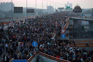 Dešimtys tūkstančių serbų protestavo prieš masines žudynes ir šaunamuosius ginklus