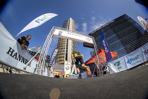 Bėgime į „Europos“ dangoraižį pergales nuskynė sporto profesionalai S. Liutkė ir J. Strazdas