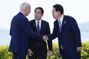 J. Bidenas pakvietė Japonijos ir Pietų Korėjus lyderius į trišalį susitikimą JAV