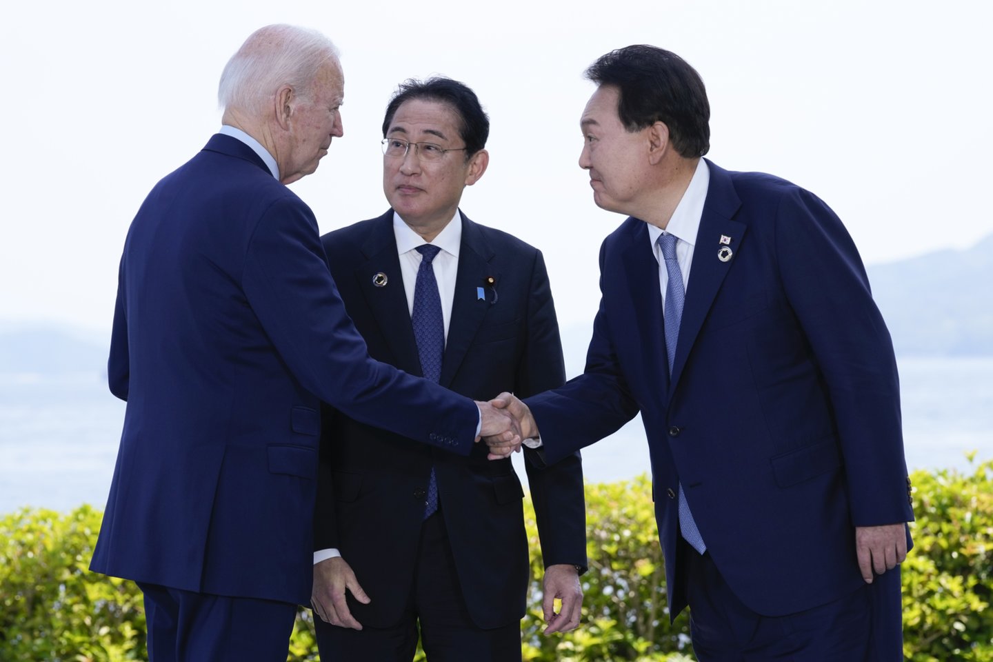 JAV prezidentas J. Bidenas, Japonijos premjeras F. Kishida ir Pietų Korėjos prezidentas Yoon Suk Yeolas.<br>AP/Scanpix nuotr.