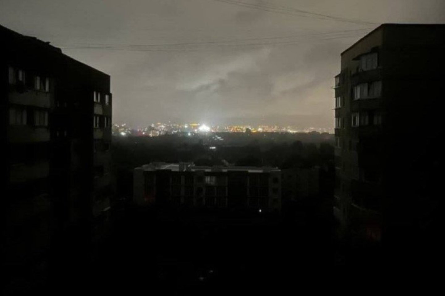  Karas Ukrainoje: Simferopolis skendi tamsoje.<br> „Telegram“ kanalo nuotr.