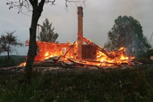 Ugniagesių savaitgalis: sulaukta per 160 iškvietimų, gaisruose žuvo net 4 žmonės