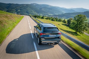 Iš biudžetinės į vidutinę klasę: kaip keičiasi automobilių gamintojai?