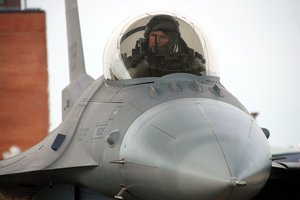 ES vyriausiasis įgaliotinis: jau prasidėjo ukrainiečių „F-16“ pilotų mokymai