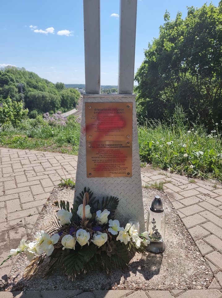  Prieš dvi savaites buvo išniekinti partizanų vado A. Ramanausko-Vanago paminklai Merkinėje ir Lazdijų rajone, o sekmadienį Kaune raudonais dažais apipiltas 6 metrų aukščio kryžius, skirtas tremtinių atminimui. <br> T. Rakausko nuotr.