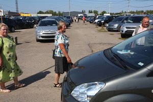 Šokiruoja, kur iš tiesų patenka seni taršūs automobiliai: čia jų paklausa nuolat auga