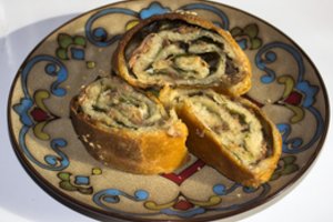 Lengvai paruošiamas vyniotinis su lašiša: ir stalą papuoš, ir valgytojus pradžiugins