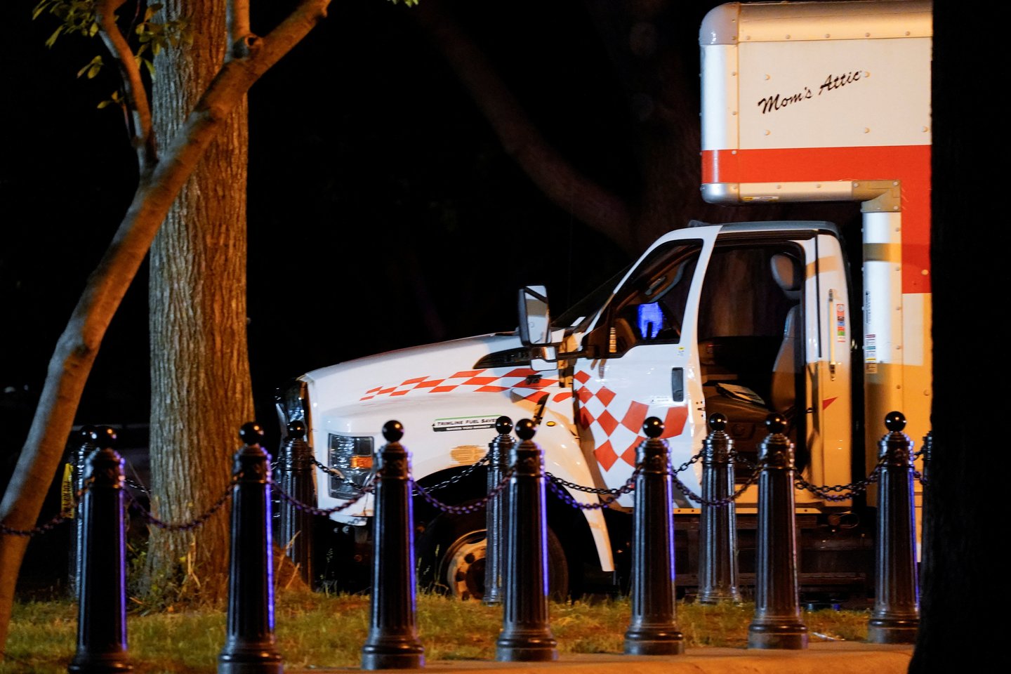 ​Pirmadienio vakarą Vašingtone sunkvežimis „U-Haul“ rėžėsi į užtvarą prie Baltųjų rūmų, JAV slaptosios tarnybos pareigūnai sulaikė vairuotoją.<br>Reuters/Scanpix nuotr.