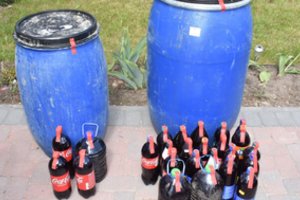 Klaipėdos gyvosios gamtos apsaugos skyriaus specialistai pas vyriškį aptiko apie 80 litrų naminukės