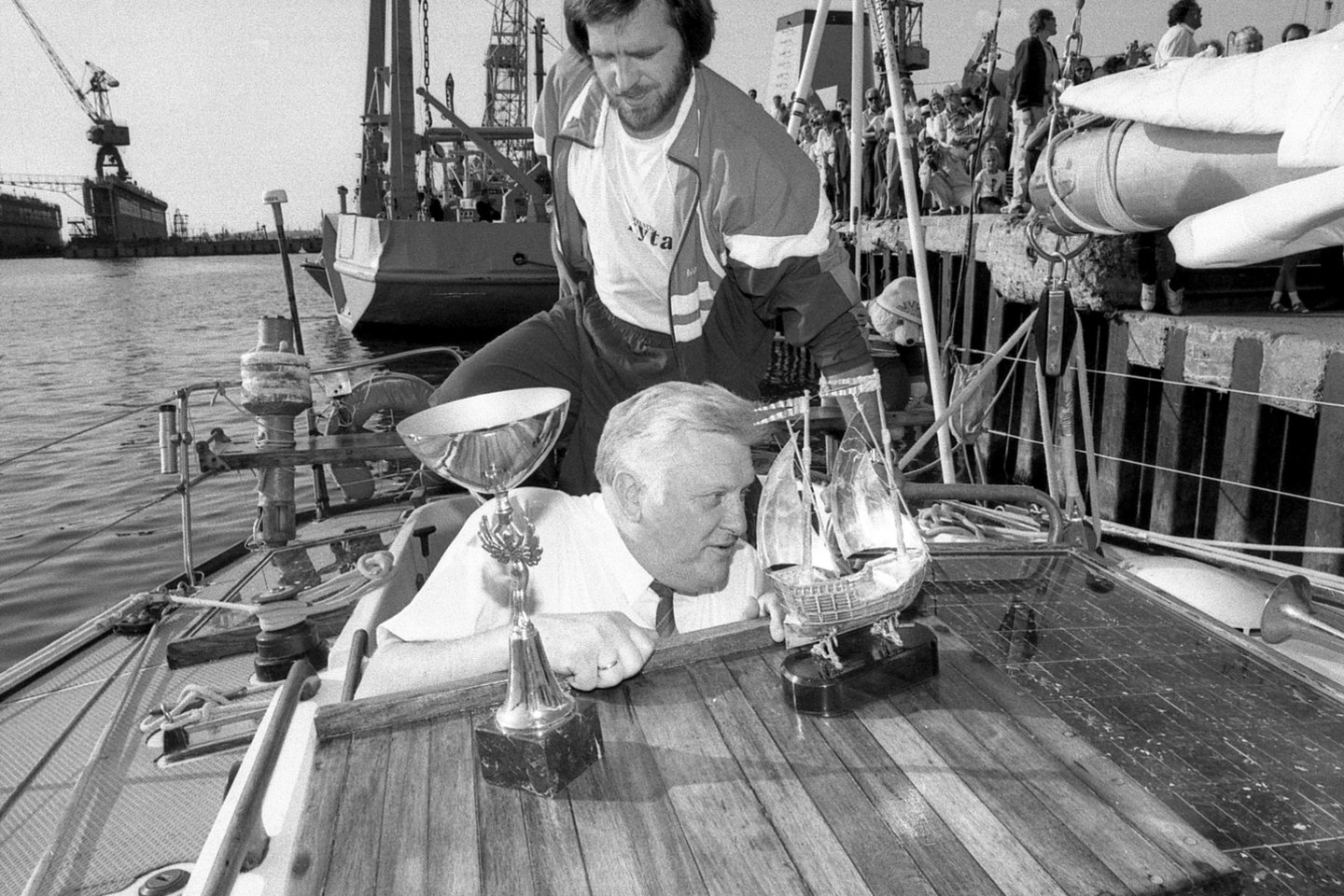 Kuršių mariose buriuojantis prezidentas A.Brazauskas domėjosi jachtos buitimi. <br> P.Lileikio nuotr.