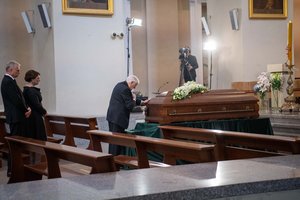 Ypatingai jautrus atsisveikinimas su ponia Alma: ašarų nesulaikanti minia išlydėjo paskutinėn kelionėn į Kauną