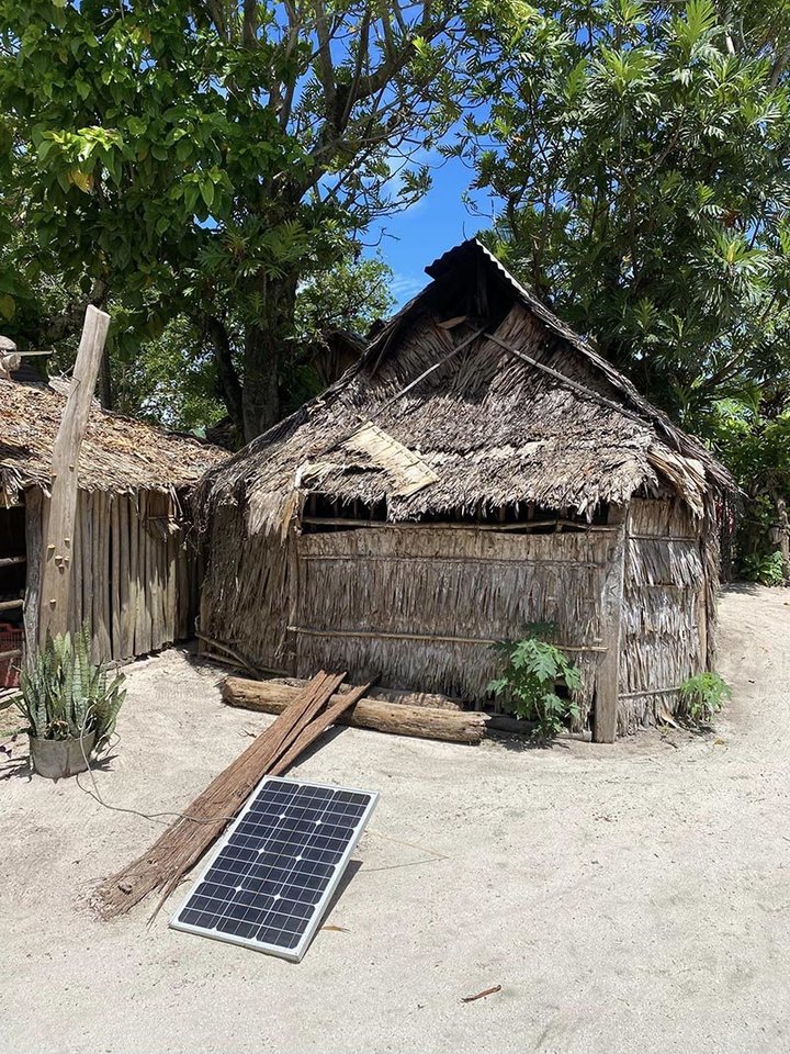 Už elektrą saloje nereikia mokėti, nes visur stovi saulės baterijos.<br>D.Kneižio nuotr. 