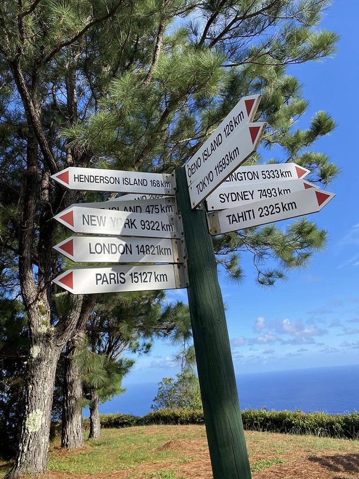 Aukščiausiame Pitcairn salos taške nuorodos žymi atstumus iki didžiausių pasaulio miestų.<br>D.Kneižio nuotr. 
