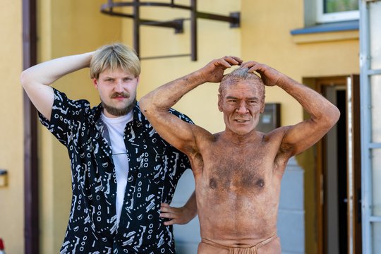  Žagarės kultūros centro režisierius Jonas Gricius drauge su menininku Benu Šarka.<br> G.Gaidjurgytės nuotr.