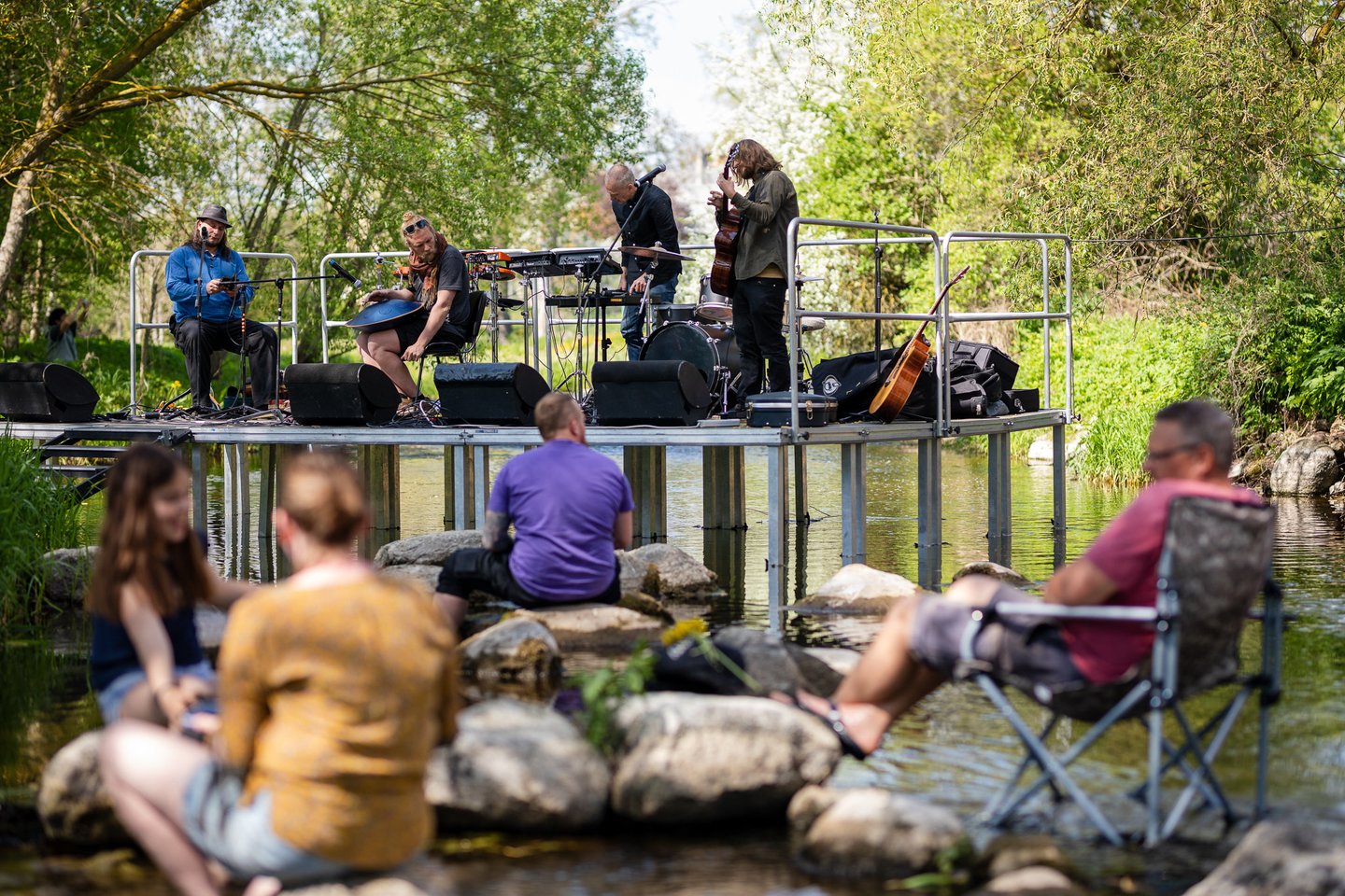  Eksperimentinės muzikos koncertas Švėtės upėje kūrė itin gerą atmosferą – žmonės klausyti koncerto brido ir į pačią upę.<br> G.Gaidjurgytės nuotr.