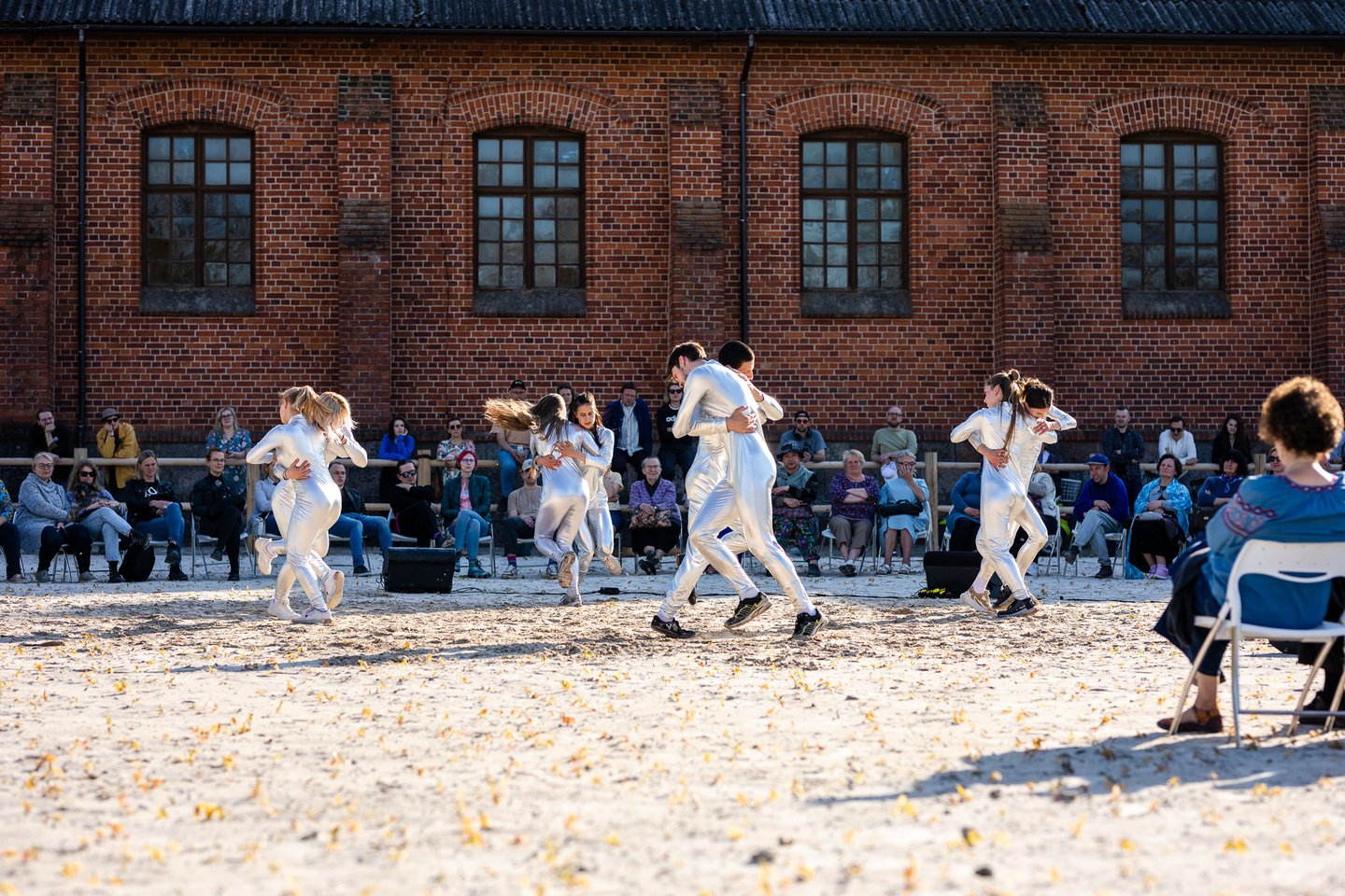  Festivalis festivalyje: Žagarė – vienas iš trijų Lietuvos miestų, kurį aplankė danų choreografas Taneli Törmä drauge su festivaliu „Naujasis Baltijos Šokis“. Čia jie pristatė šokį, sukurtą bendruomenei – „ALIEN“.<br> G.Gaidjurgytės nuotr.