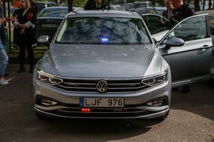 Kartą ir visiems laikams: kaip elgtis kelyje, kai pamatote automobilį su švyturėliais