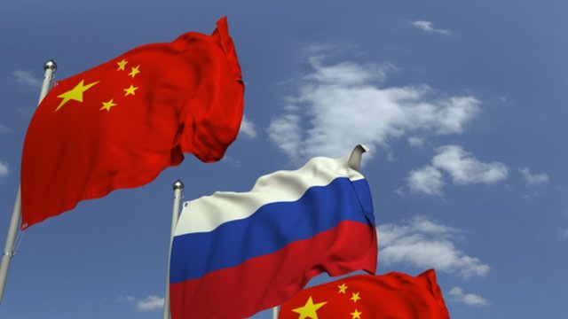 Kinijos premjeras giria glaudžius ryšius su Rusija: tikimasi pasirašyti krūvą susitarimų