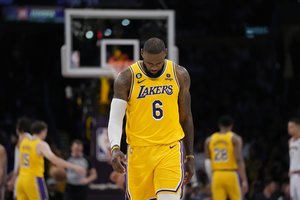 „Los Angeles Lakers“ viliasi, kad L. Jamesas nuspręs tęsti karjerą: žada sugrįžti dar stipresni