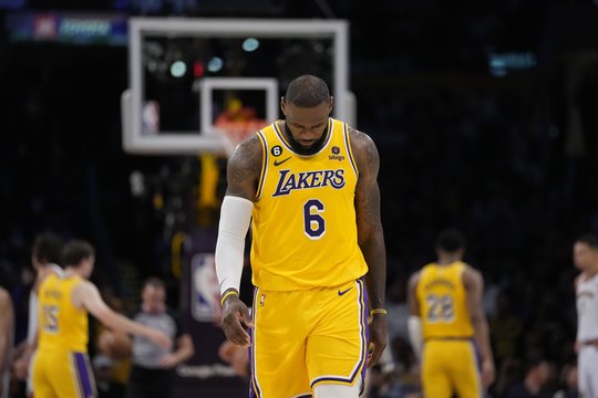 „Los Angeles Lakers“ viliasi, kad L. Jamesas nuspręs tęsti karjerą: žada sugrįžti dar stipresni