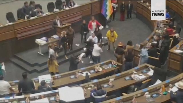 Parlamentarų peštynės Bolivijos parlamente: opozicijos atstovams iškėlus plakatus kilo grumtynės