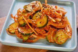 Korėjietiškos agurkų salotos su morkomis bus tikras vasaros topas