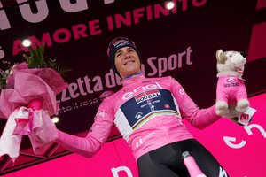 Po pasitraukimo iš „Giro d'Italia“ lenktynių kritikos lavina apipiltas pasaulio čempionas atkirto: „Aš ne robotas“
