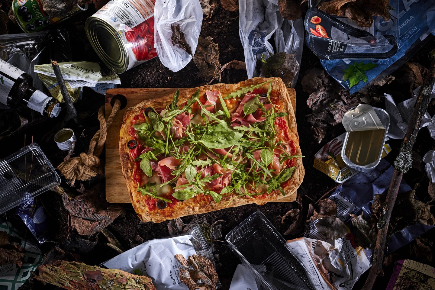 Pristato fotografijų projektą, skirtą atkreipti dėmesį į vienkartinių maisto pakuočių problemą.<br>R.Daskevičiaus nuotr. 