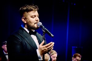 Dainotas Varnas pristato simbolišką dainą: „Uždarau liūdesiui duris“