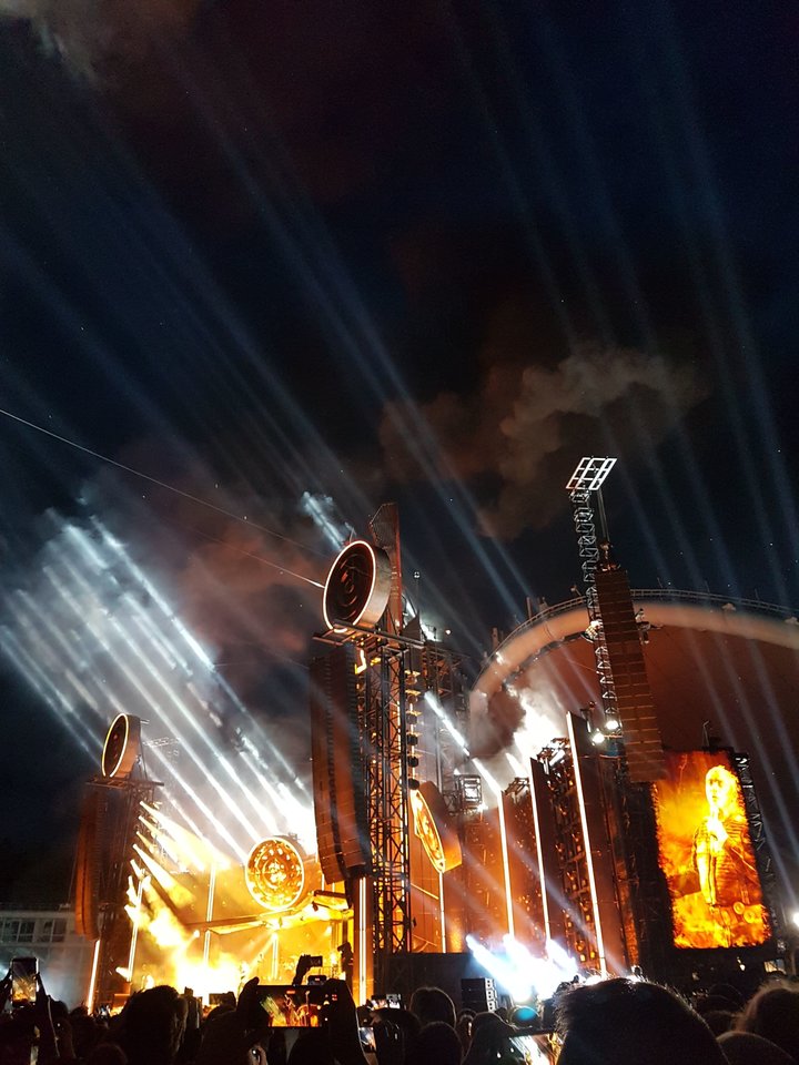  Vokiečių industrinio metalo grupės „Rammstein“ šou Vilniaus Vingio parke sulaukė ne tik šios grupės gerbėjų, bet ir sukčių dėmesio.<br>Skaitytojo nuotr.