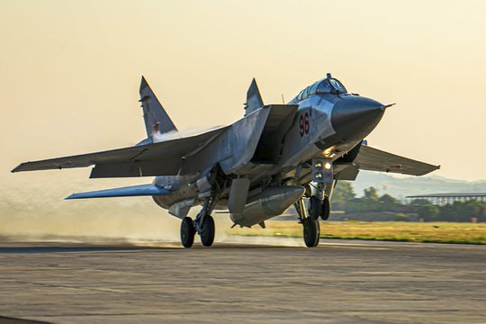  Rusijos gynybos ministerijos spaudos tarnybos išplatintoje nuotraukoje Rusijos naikintuvas „MiG-31“ su raketa „Kinzhal“ 2021 m. birželio 25 d. kyla iš Hemeimeemo oro bazės Sirijoje.