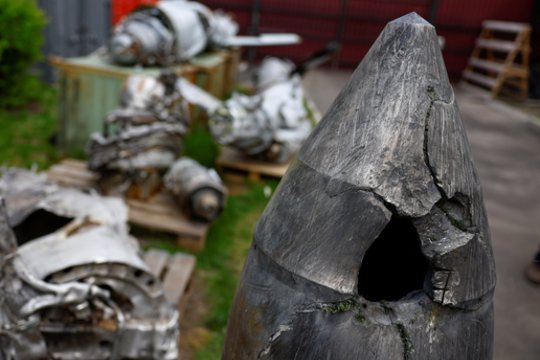  Rusijos hipergarsinės raketos „Kh-47 Kinžal“ kovinė galvutė, kurią numušė Ukrainos priešlėktuvinės gynybos dalinys, matoma Mokslinių tyrimų instituto komplekse Kijeve, Ukrainoje 2023 m. gegužės 12 d.
