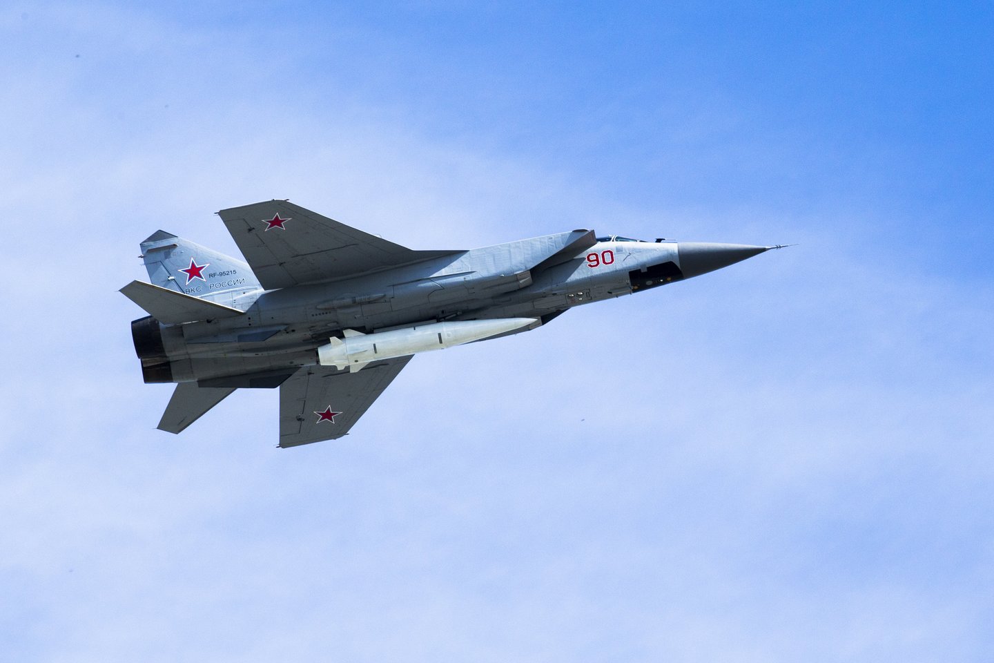  Šioje 2018 m. gegužės 9 d. darytoje nuotraukoje Rusijos karinių oro pajėgų reaktyvinis lėktuvas „MiG-31K“ per Pergalės dienos karinį paradą neša hipergarsinę aerobalistinę raketą „Kh-47M2 „Kinžal“.<br> AP / Scanpix nuotr.