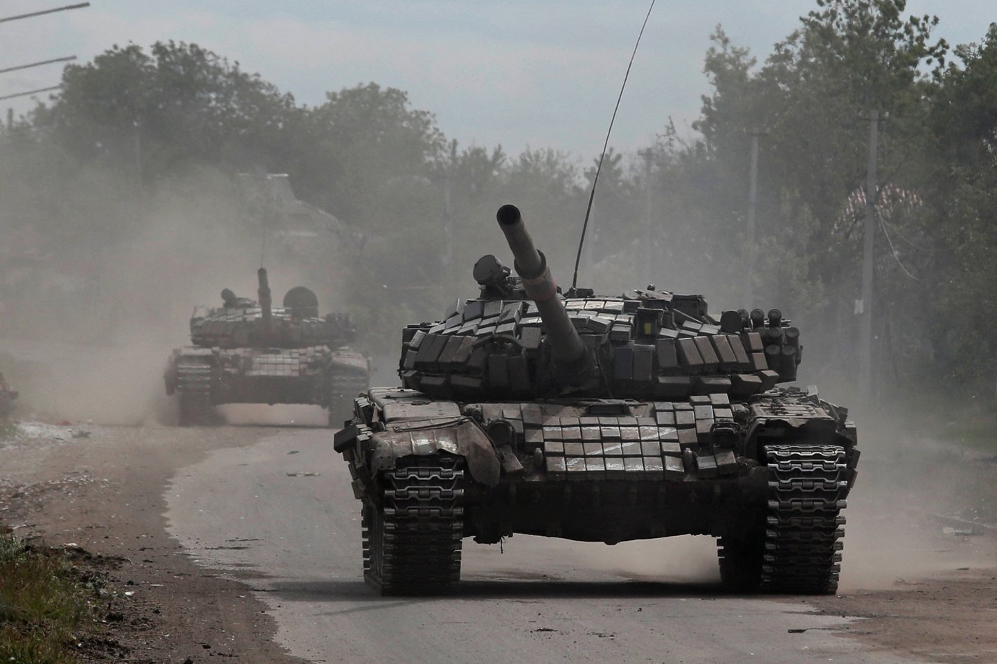  Per 15 plataus masto karo prieš Ukrainą mėnesių rusai pakeitė savo tankų naudojimo taktiką.<br> Reuters / Scanpix nuotr.