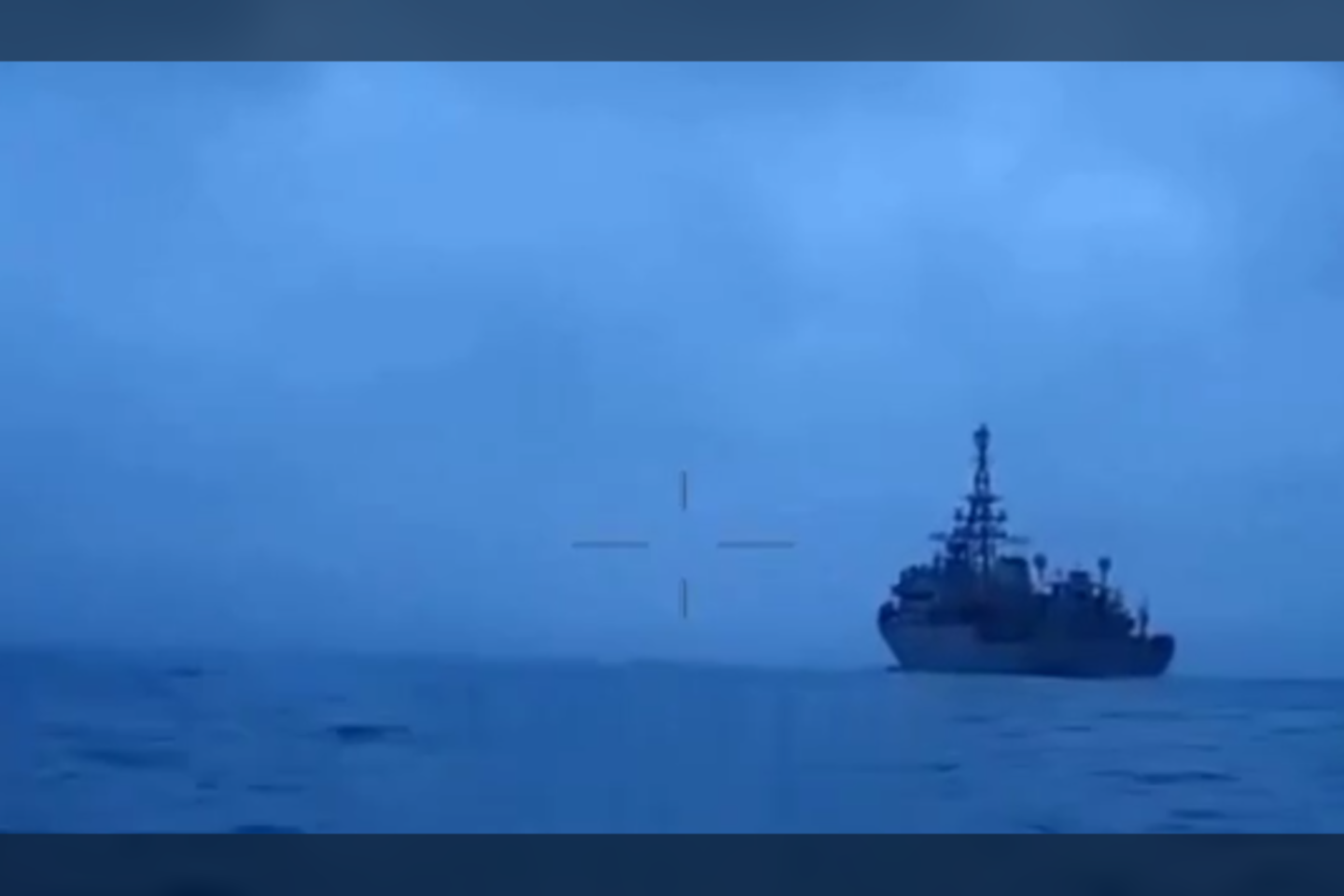 ​“Telegram“ platformoje paplito filmuota medžiaga, kurioje matyti, kaip tariamai jūrinis dronas pataiko į Rusijos žvalgybinį laivą „Ivan Khurs“. Rusijos gynybos ministerija tikino, jog laivas nenukentėjo.<br>Stopkadras iš vaizdo įrašo.