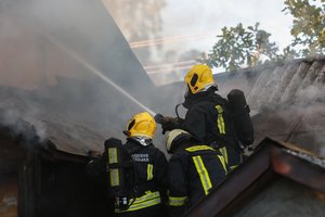 Skuodo rajone sprogus dujų balionui name kilo gaisras – nelaimės metu žuvo vyras