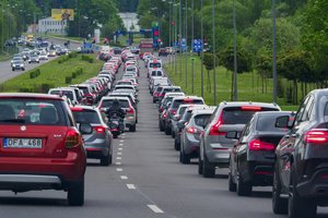 Perspėja vairuotojus: toks įprotis automobilyje gali sukelti rimtas sveikatos bėdas
