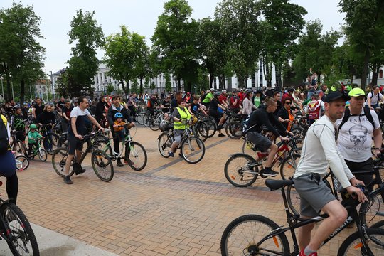  Nuo Šiaulių miesto savivaldybės startavę ir septynis kilometrus miesto gatvėmis nuvažiavę dviratininkai finišavo ant „Saulės miesto“ stogo.