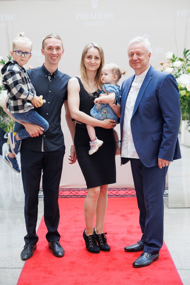 Vytautas Jonutis su dukra Leoneta ir jos šeima.<br> T. Bauro nuotr.