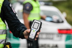 Įtvirtinta griežtesnė atsakomybė už neteisėtą alkoholio vartojimą automobilyje