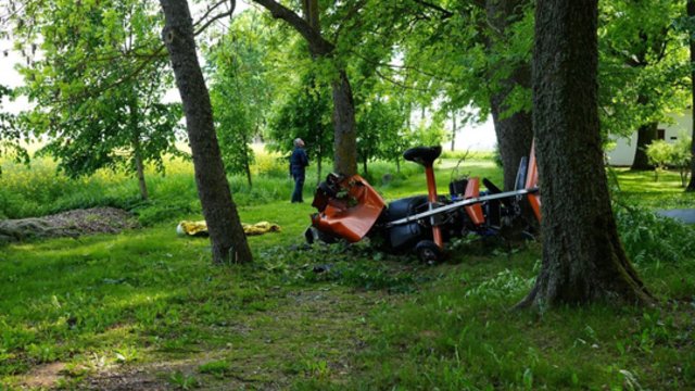 Vaizdai iš nelaimės vietos Panevėžio rajone: nukritus skraidyklei, žuvo patyręs pilotas